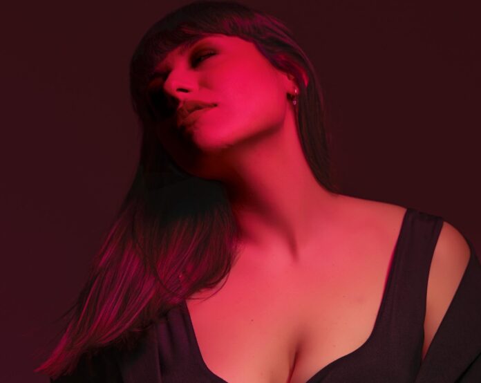 giuliana - settembre - la cantante in primo piano