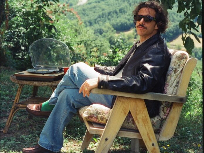 Jacopo Et in primo piano, seduto su una sedia, in giardino