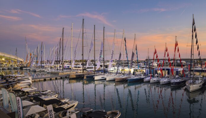 Salone Nautico una panoramica di barche attraccate al porto in un meraviglioso tramonto