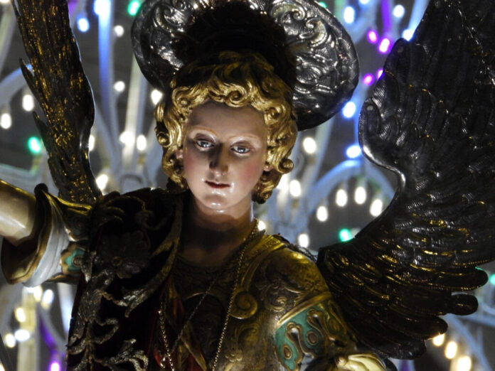 Settembre Nisseno 2025 un mese di festa e identità - nella foto la statua di San MIchele con aureola capelli ricci biondi
