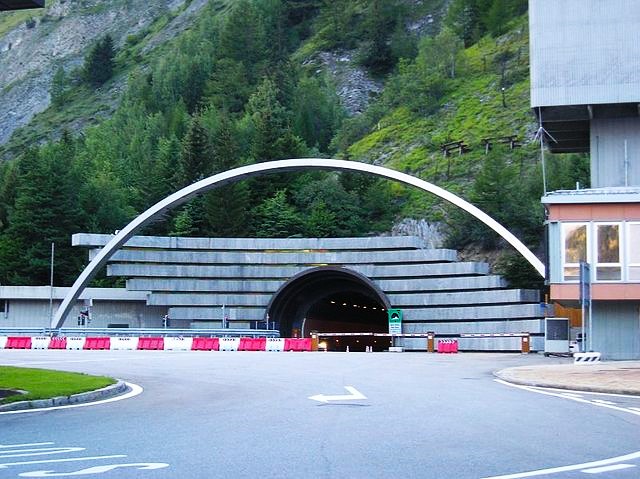 Tunnel alpini chiusure e cantieri sono un'emergenza nazionale - nella foto l'ingresso del tunnel dal latto italiano con sbarre che lo chiudono