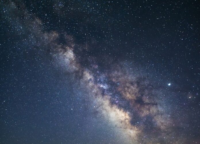 3I ATLAS, la cometa messaggera in visita nel nostro Sistema - nella foto ilo spazio nero e blu con foschie e puntini luminosi
