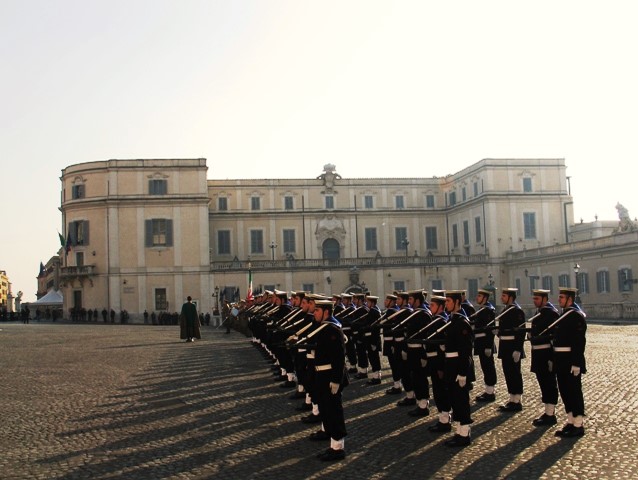 Scuderie del Quirinale - il palazzo con davanti i militari durante il cambio della guardia