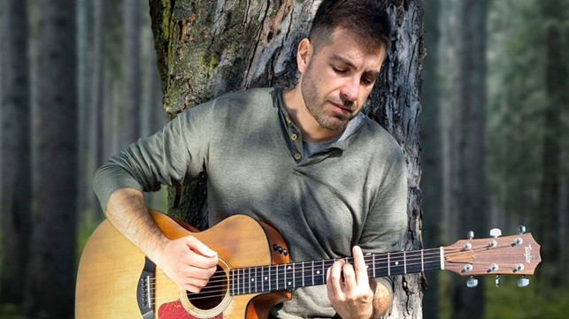 davide cruccas in primo piano, intento a suonale la chitarra