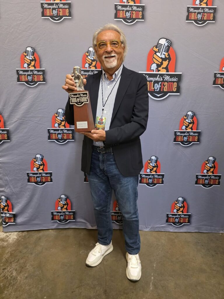graziano uliani in piedi tiene tra le mani il Legacy Award