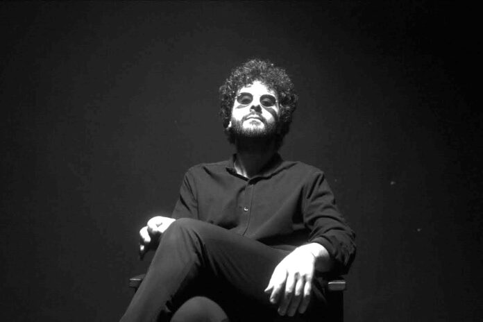 blumosso in primo piano vestito di scuro