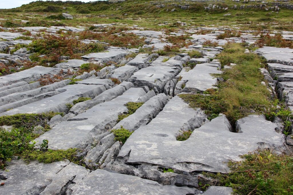 Regione del Burren, in Irlanda, con lastre di pietra che emergono dal terreno.