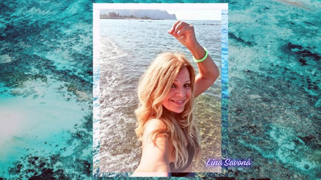 il mare - lina savonà in primo piano in costume da bagno