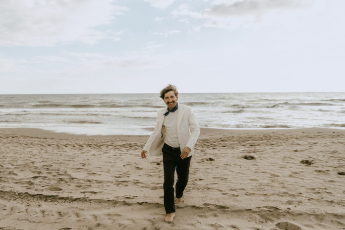 matteo cappella fotografato in spiaggia