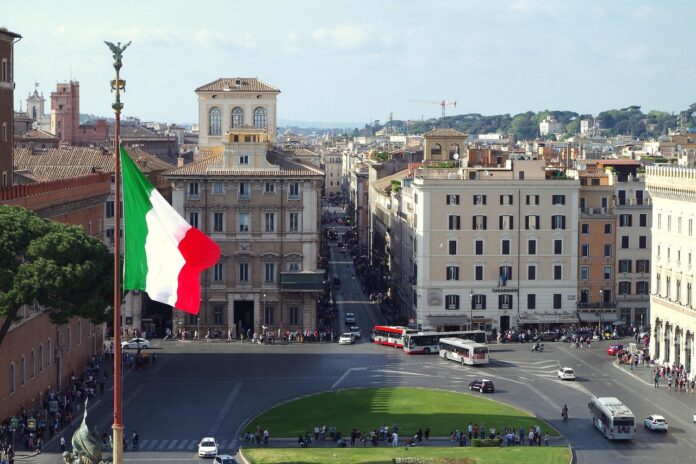 Report multato e le accuse di Ranucci il Garante replica - Zetatielle Magazine - rome-3999260_1280 REport - veduta aerea di piazza venezia con a destra la bandiera verde bianca e rossa dell'Italia