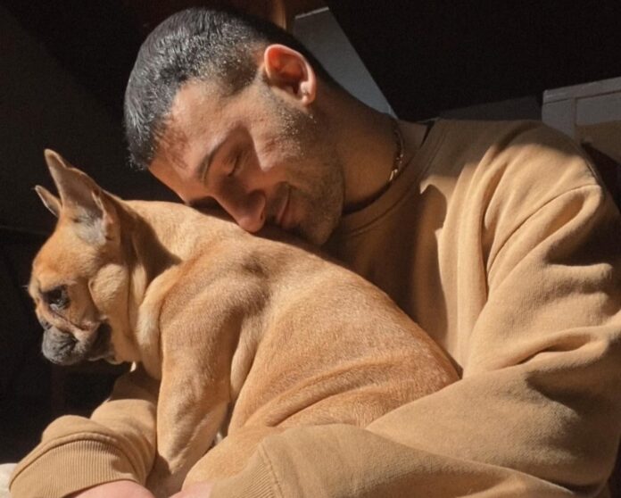 roccuzzo in primo piano, con il suo inseparabile french bulldog ohana