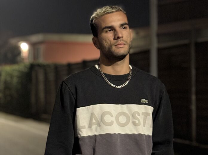 Slacci racconta la fragilità con “Non Hai Dimenticato” - Zetatielle Magazine - image00003 slacci in primo piano, indossa una felpa nera con banda orizzontale bianca