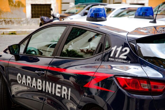Tragedia di Verona carabinieri morti - nella foto un'auto nera con striscia rossa e due lampeggianti blu sul tetto la scritta carabinieri