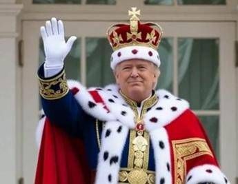 Trump ‘trolla’ i manifestanti, il video con il presidente-re che lancia letame