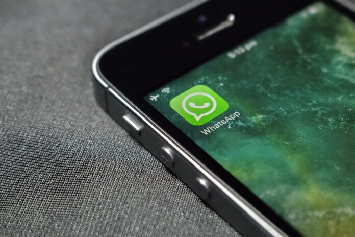 Virus su Whatsapp Sorvepotel - nella foto l'agolo di uno smartphone con l'icona verde di whatsapp