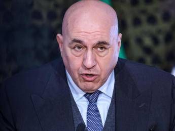 Crosetto su cori fascisti a Parma: “Persone da prendere a calci”