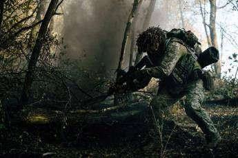 Dal ‘tritacarne’ alle moto: l’assedio di Pokrovsk e la nuova tattica russa che cambia la guerra in Ucraina