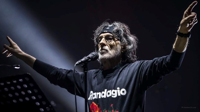 franz di cioccio - pfm - il batterista sul palco durante un concerto