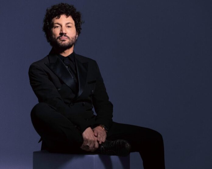 Gianni Testa in giuria al Kënga Magjike, unico produttore italiano - Zetatielle Magazine gianni testa giurato al Kenga Magjike festival, in primo piano, vestito di nero