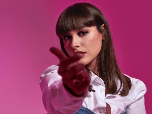 Giuliana emoziona con “Un altro sbaglio” dopo il trionfo al Premio Mia Martini - Zetatielle Magazine giuliana in primo piano