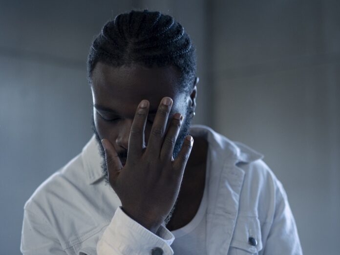 Heartman fuori il nuovo singolo “Glow Up” - Zetatielle Magazine - Back_GlowUp-155 heartman in primo piano, indossa una camicia bianca e ha la mano destra davanti al viso