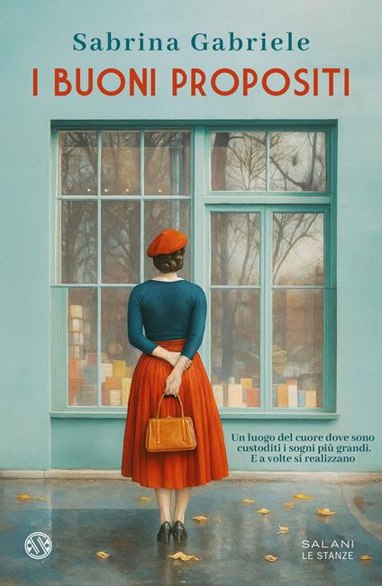 sfondo turchese, una donna vestita con lunga gonna rossa, camicia verde (stile ottocentesco) è di schiena di fronte a una grande vetrina