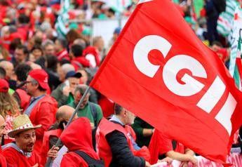 Manovra, Cgil annuncia sciopero generale il 12 dicembre. Ironia di Meloni: “In che giorno cadrà?”