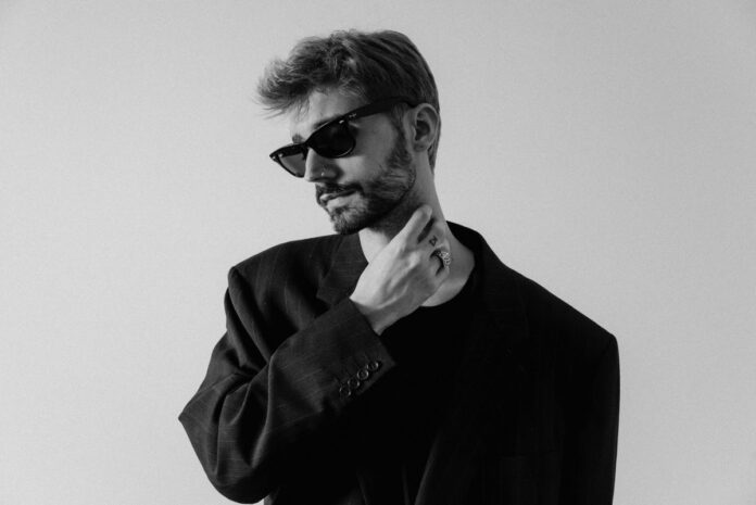 Montagne fuori il nuovo singolo di Scianni - Zetatielle Magazine montagne - scianni in primo piano vestito di nero e con gli occhiali da sole