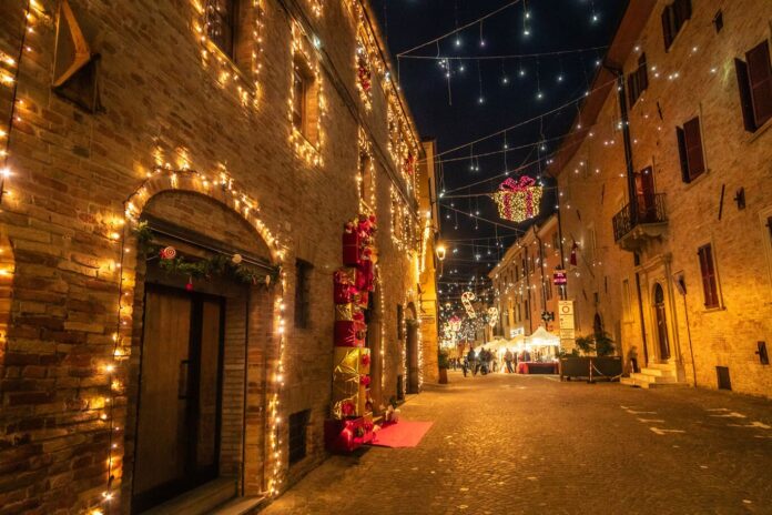 natale di corinaldo - una via della città illuminata con luci natalizie