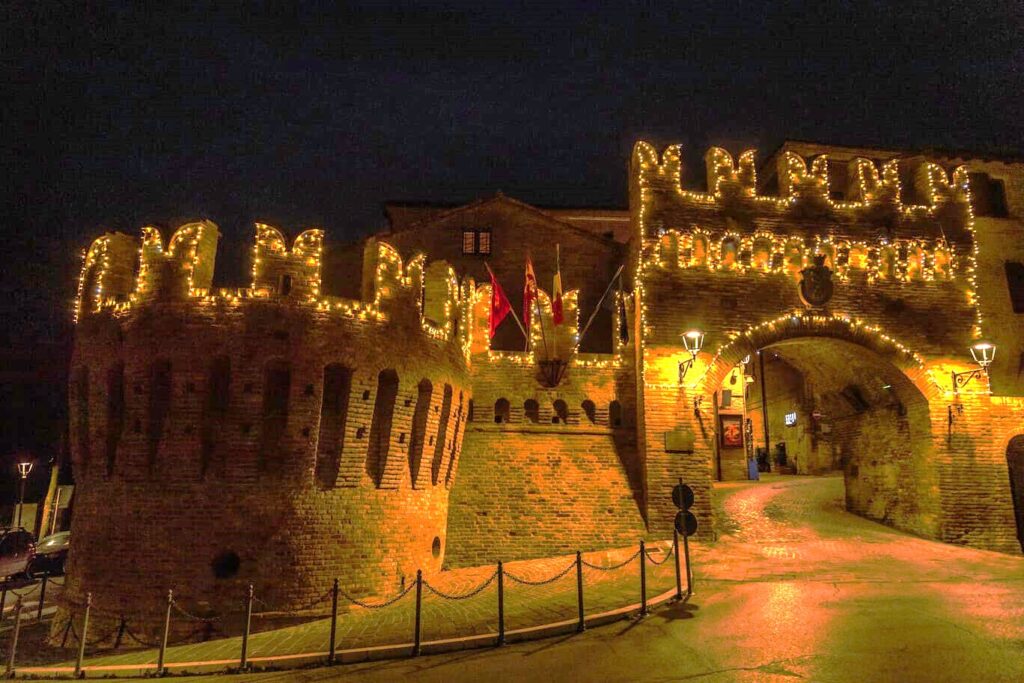 natale di corinaldo - un paarticolare del borgo medievale illuminato con luci natalizie