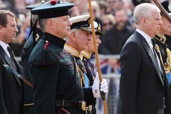 Non solo i titoli, re Carlo toglierà ad Andrea anche i cani della regina Elisabetta