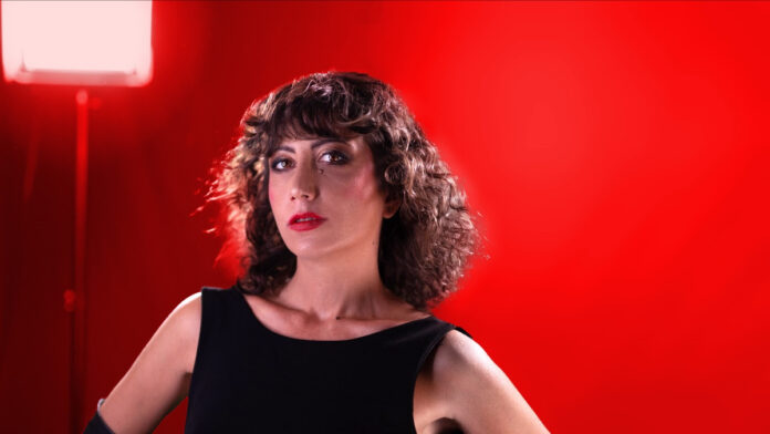 Olivia xx il singolo Maniaca ipocondriaca ora è anche un videoclip - Zetatielle Magazine - olivia xx in primo piano, vestita di nero