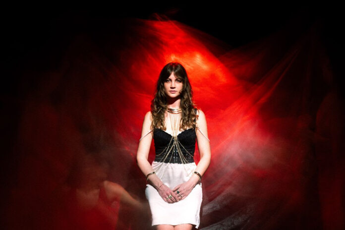 quattordici - la giovane cantante in primo piano