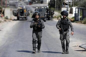 Tre attivisti italiani feriti da coloni in Cisgiordania. Netanyahu chiede la grazia a Herzog