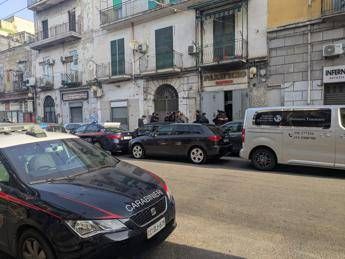 Trovato morto con ferite alla testa nell’androne di un palazzo, giallo a Napoli