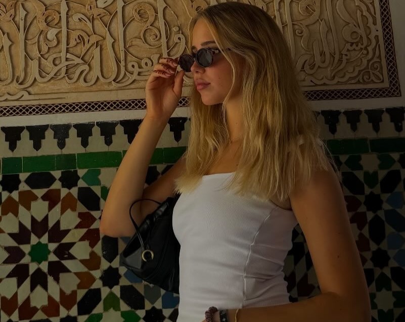 cola siel - azzurro - julie cametti in primo piano vestita di bianco