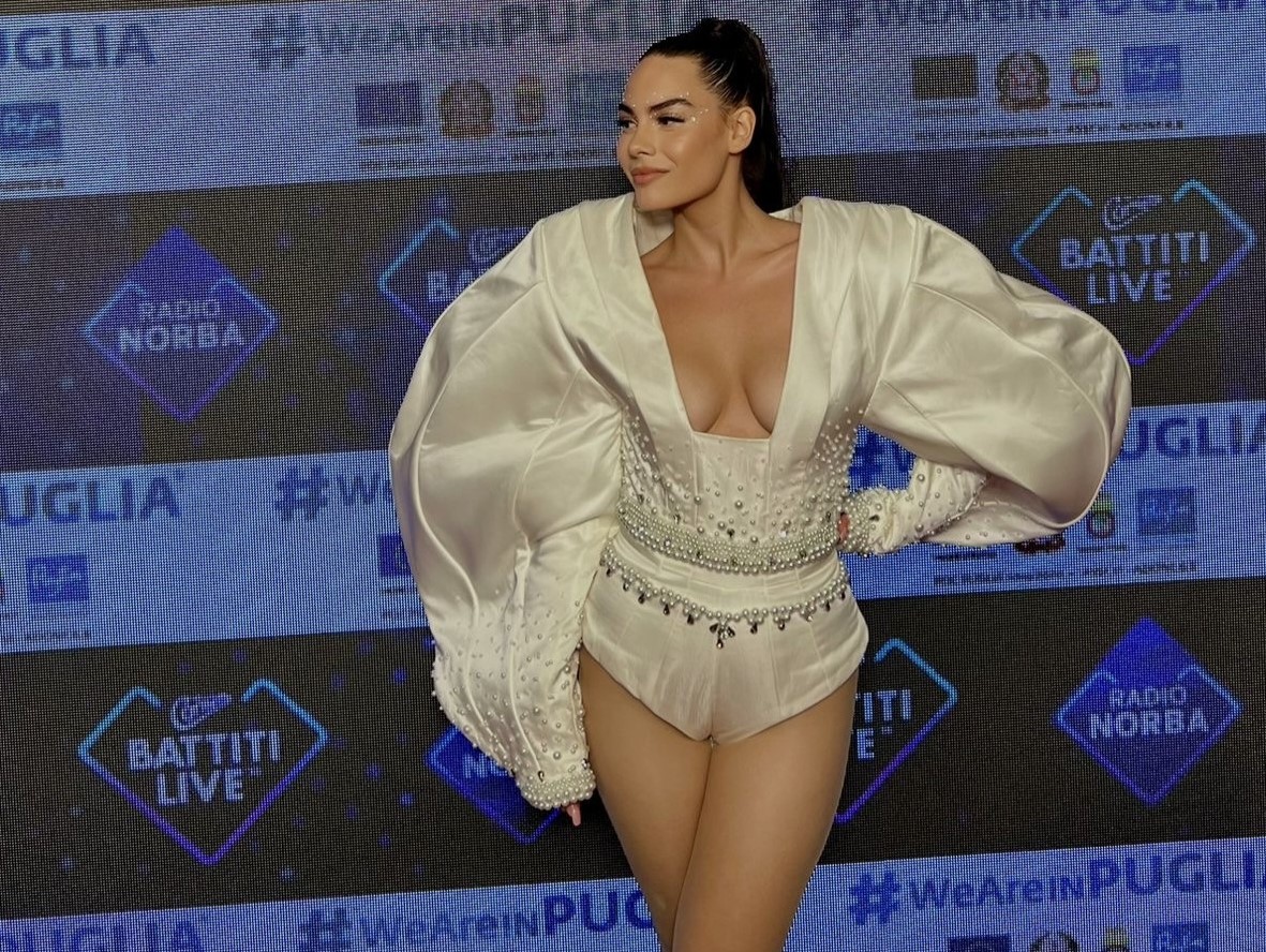 el ma in primo piano indossa un succinto abitino bianco