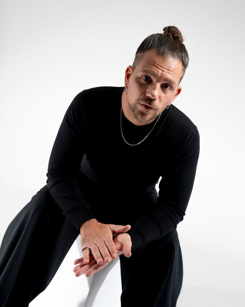 enrico nigiotti in primo piano, vestito di scuro