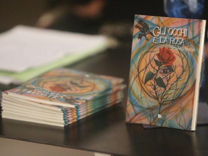 Gli occhi e la rosa in tour. Parte da Milano il firma-copie di Simone Di Matteo- Zetatielle Magazine Gli occhi e la rosa - dei volumi del libro con in copertina una rosa rossa in una cornice
