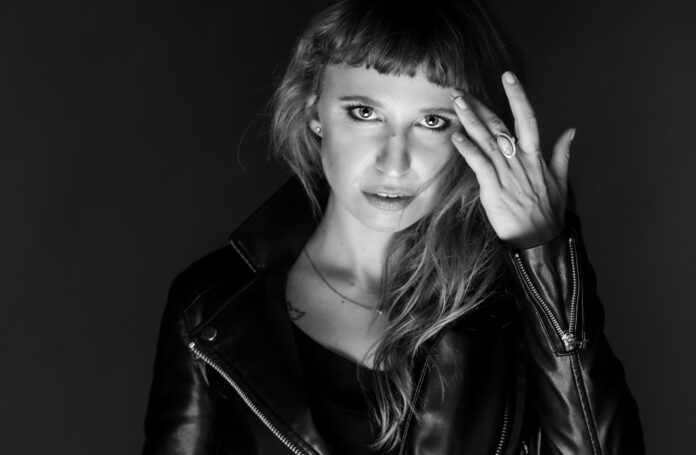 Gloria Abbondi Del vento e del mare in digipack da collezione - Zetatielle Magazine - Gloria Abbondi_Foto 2 @Federico Nardelli (1) gloria abbondi in primo piano indossa un giubbotto di pelle nera