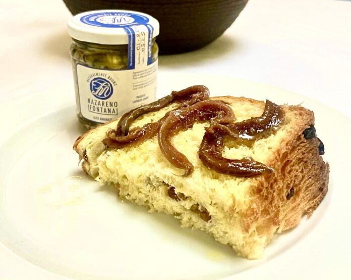 Il Panettone che sa di mare firmato Nazareno Fontana - Zetatielle Magazine - cop - La combo una fetta di panettone con sopra alici marinate, affianco un vasetto di vetro con la salsa di alici