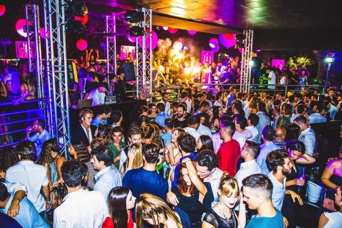 JustMe - un locale pieno di gente che balla