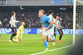 Napoli-Juve 2-1, doppietta di Hojlund e Conte è primo – Rivivi il match