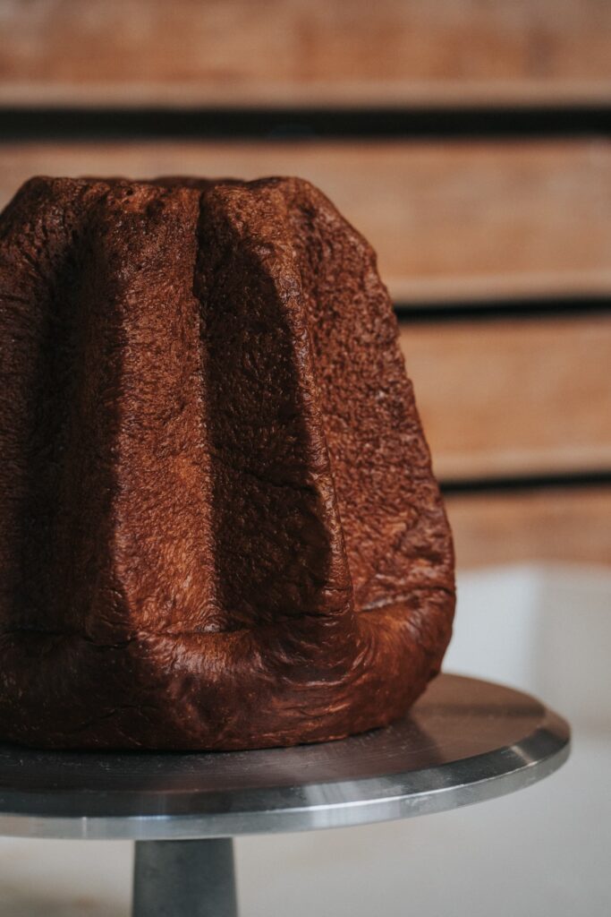 unpandoro in primo piano appoggiato su un poedistalo rotondo di acciaio