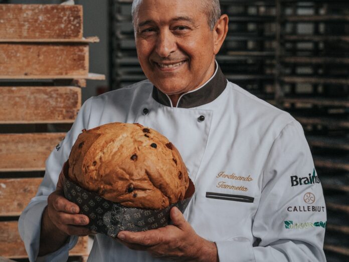 Panettone o pandoro L'importante è che sia di Ferdinando Tammetta - Zetatielle Magazine - Ferdinando Tammetta 1 Panettone o pandoro - un uomo sorridente, di mezza età tiene in mano un panettone e indossa una gicca da pasticcere bianca con la scritta