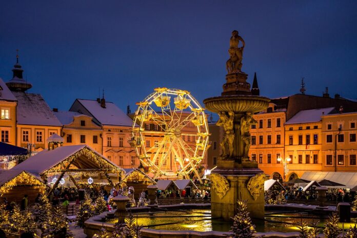 8 dicembre ponte dell'Immacolata - una piazza illuminata da una grande ruota panoramica e tanti banchi di mercatini di natale