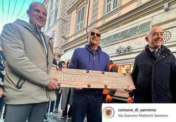 Sanremo, Carlo Conti posa la targa per Olly nella ‘Walk of Fame’ del Festival
