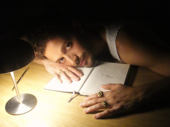 Sentimenti il nuovo singolo di Ruggero è anche un video - Zetatielle Magazine - RUGGERO_Sentimenti_Foto sentimenti - ruggero in primo piano con il viso appoggiato al una scrivania