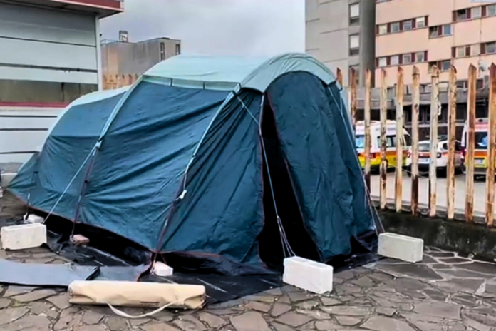 Sindaco di Isernia dorme in tenda per protesta - una tenda blu montata davanti a un ospedale e si vedono delle ambulanze
