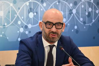 Vaccini, Bassetti chiede di rinviare l’apertura delle scuole: “Coperture in Sicilia basse”